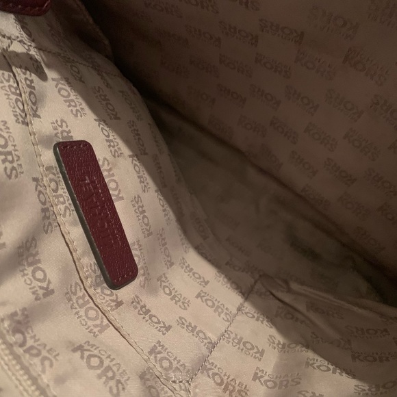 MICHAEL KORS BURGUNDY BAG. - Picture 6 of 8